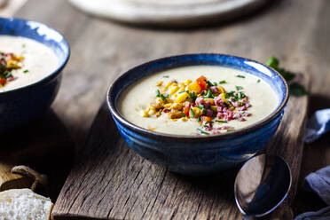 Schüssel mit verzehrfertiger Maissuppe - SBDF04089