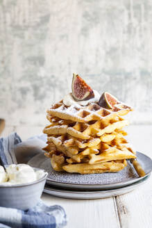 Teller mit dicken belgischen Waffeln mit Schlagsahne, Puderzucker und Feigen - SBDF04110