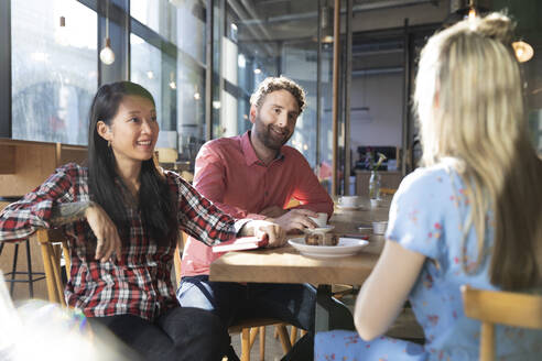 Freunde treffen sich in einem Cafe - FKF03704