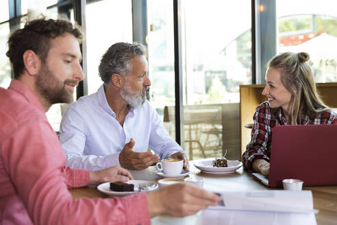 Casual business people having a meeting in a cafe - FKF03711