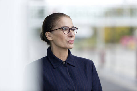 Porträt einer Frau mit Brille am Ausschnitt, lizenzfreies Stockfoto