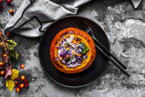 Hokkaido squash filled with rice, red cabbage, paprika, broccoli, onions and carrots - SARF04399