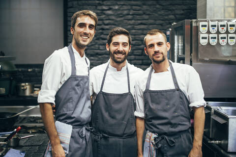 Porträt von drei Köchen in der Küche eines Restaurants, lizenzfreies Stockfoto