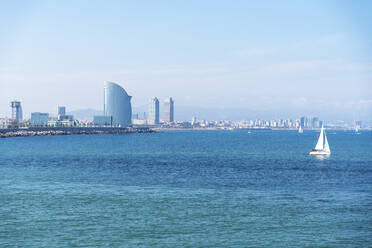 Blick auf die Skyline von Barcelona vom Mittelmeer aus, Spanien - GEMF03257