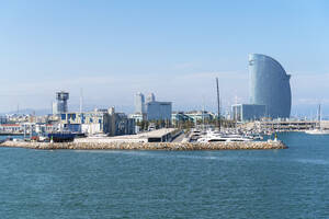 Blick auf den Hafen vom Mittelmeer aus, Barcelona, Spanien - GEMF03258