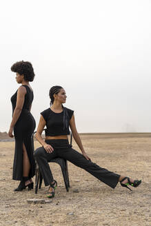 Zwei schwarz gekleidete Frauen in düsterer Landschaft - ERRF01939