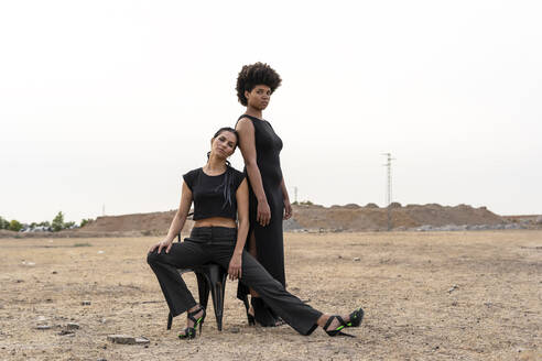 Porträt von zwei schwarz gekleideten Frauen in düsterer Landschaft - ERRF01940