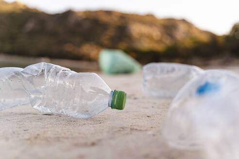 Leere Plastikflaschen am Strand - DIGF08855