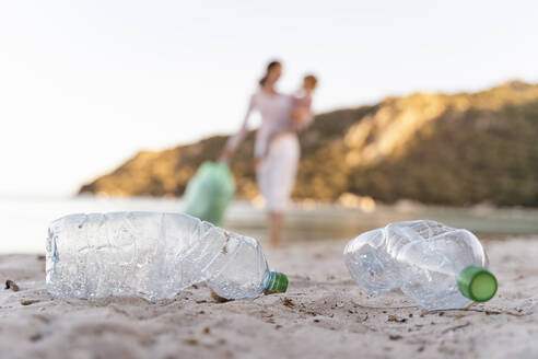 Leere Plastikflaschen am Strand - DIGF08863