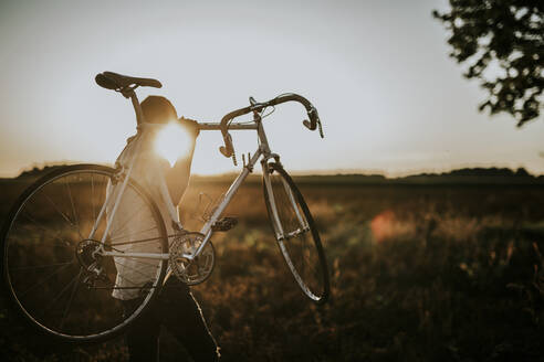 Mann mit einem Rennrad im Sonnenschein - MKF00003
