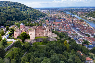 Deutschland, Baden-Württemberg, Luftaufnahme von Heidelberg mit Schloss und Neckar - AMF07431