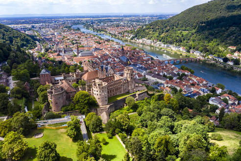 Deutschland, Baden-Württemberg, Luftaufnahme von Heidelberg mit Schloss und Neckar - AMF07432