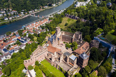 Deutschland, Baden-Württemberg, Luftaufnahme von Heidelberg mit Schloss und Neckar - AMF07435