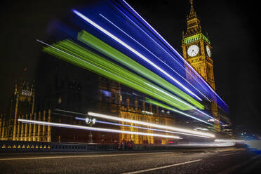 Niedriger Blickwinkel auf die Lichtspuren am Big Ben bei Nacht - CAVF68183