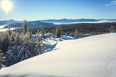 Landschaftlicher Blick auf einen schneebedeckten Berg vor blauem Himmel - CAVF68195