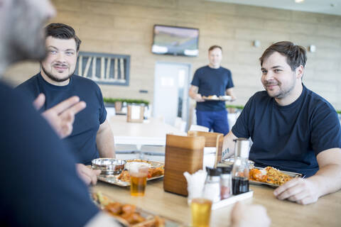 Kollegen bei der Mittagspause in der Kantine, lizenzfreies Stockfoto