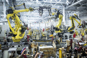 Industrial robots in a car factory - WESTF24294