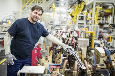 Porträt eines selbstbewussten Mannes bei der Arbeit in einer modernen Fabrik - WESTF24298