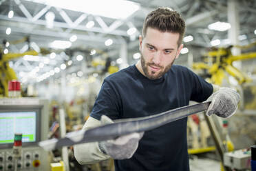 Ein Mann arbeitet in einer modernen Fabrik - WESTF24301