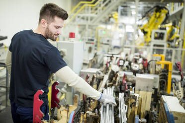 Ein Mann arbeitet in einer modernen Fabrik - WESTF24303