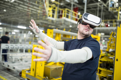 Mann mit VR-Brille in moderner Fabrik - WESTF24320