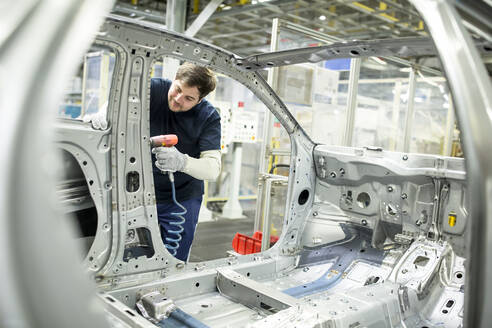 Man working in modern car factory - WESTF24322