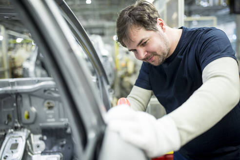 Mann arbeitet in einer modernen Autofabrik - WESTF24323