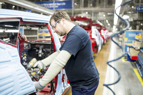 Mann arbeitet in einer modernen Autofabrik - WESTF24365