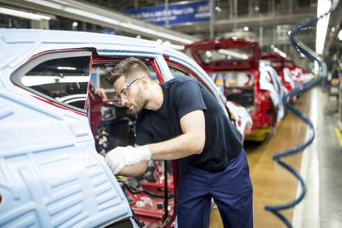 Mann arbeitet in einer modernen Autofabrik - WESTF24367