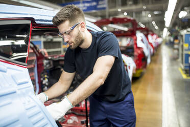 Mann arbeitet in einer modernen Autofabrik - WESTF24369