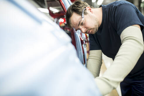 Mann arbeitet in einer modernen Autofabrik - WESTF24373