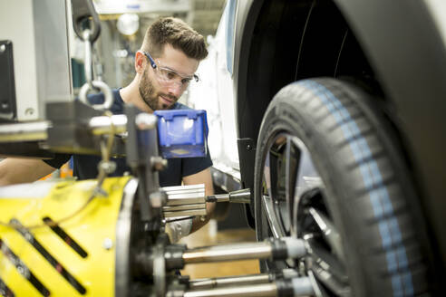 Mann arbeitet in einer modernen Autofabrik - WESTF24380