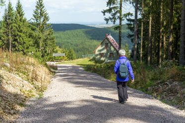 Ältere Frau beim Wandern auf der Schlossbergkanzel, Oberhof, Thüringen, Deutschland - FRF00885