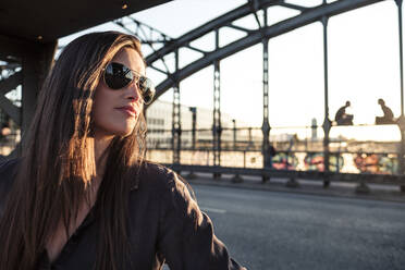 Junge Frau auf einer Brücke im Abendlicht - WFF00135