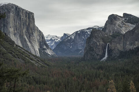 Majestätischer Blick auf das Yosemite Valley und den Bridalveil Fall vom Wawona Tunnel, lizenzfreies Stockfoto