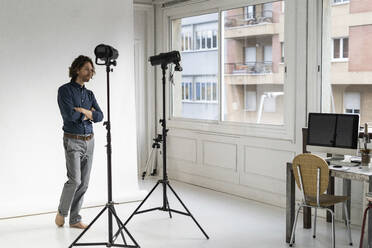 Photographer standing in his studio - GIOF07541