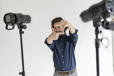 Porträt eines Fotografen in seinem Atelier bei der Herstellung eines Fingerrahmens - GIOF07550