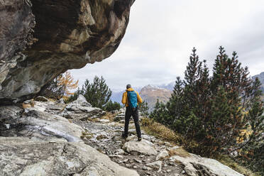 Wanderer auf einer Hochebene im Herbst, Sondrio, Italien - MCVF00065