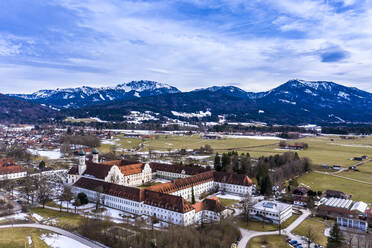 Luftaufnahme über das Benediktinerkloster Benediktbeuren im Winter, Bayern, Deutschland - AMF07438