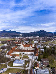 Luftaufnahme über das Benediktinerkloster Benediktbeuren im Winter, Bayern, Deutschland - AMF07440