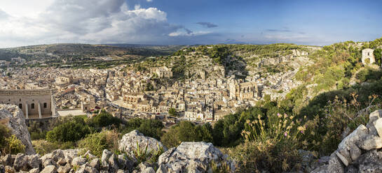 Panoramablick auf Scicli, Provinz Ragusa, Sizilien - MAMF00924