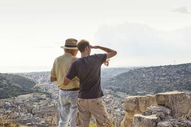 Vater und Sohn auf dem Weg nach Scicli, Sizilien - MAMF00934