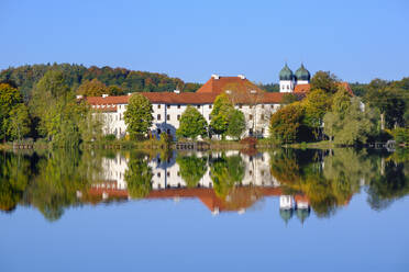 Deutschland, Bayern, Seeon-Seebruck, Kloster Seeon spiegelt sich im glänzenden Klostersee - SIEF09270