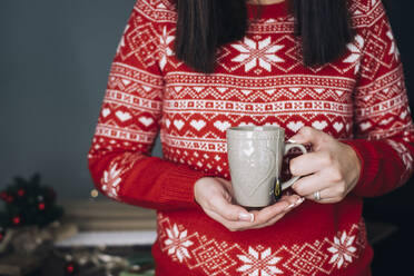 Frau mit Tasse Tee in einem Winterpullover - MOMF00808