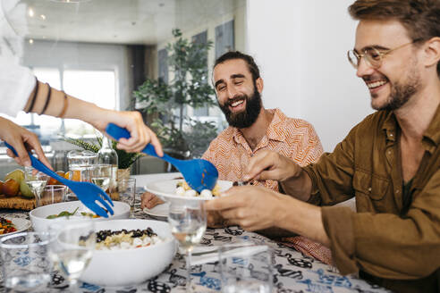 Glückliche Freunde beim gemeinsamen gesunden Mittagessen - JRFF03854