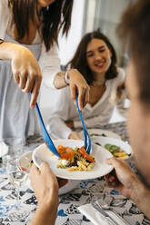 Glückliche Freunde beim gemeinsamen gesunden Mittagessen - JRFF03855