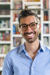 Porträt eines lachenden jungen Mannes mit Brille - MGIF00866