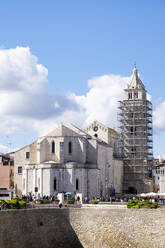 Italien, Apulien, Barletta, Kathedrale Santa Maria Maggiore mit Glockenturm in Renovierung - HLF01191