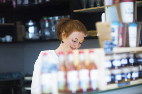 Junge Frau arbeitet in einem Café, lizenzfreies Stockfoto