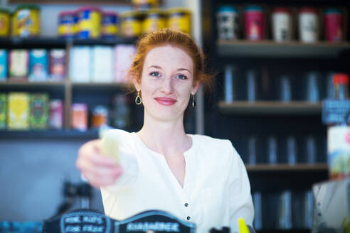 Junge Frau arbeitet in einem Café - SGF02426